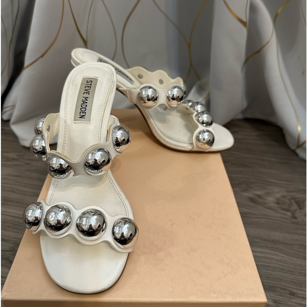 Steve Madden Sandals S6.5 in White Color